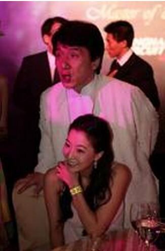 成龙金喜善暧昧图片:暧昧动态图片(点击浏览下一张趣图)