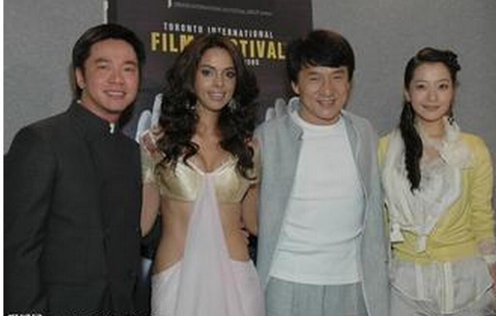 成龙金喜善暧昧图片:暧昧动态图片(3)(点击浏览下一张趣图)