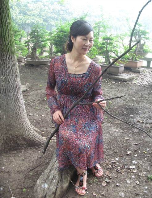 风韵有勾必火徐娘图片:四十岁妇女风韵照片(5)(点击浏览下一张趣图)