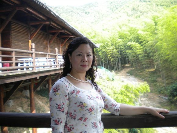 风韵有勾必火徐娘图片:四十岁妇女风韵照片(7)(点击浏览下一张趣图)
