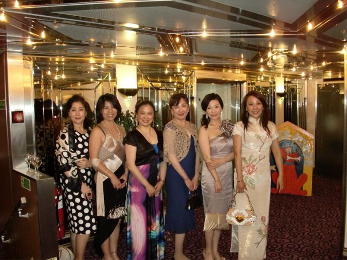 风韵有勾必火徐娘图片:四十岁妇女风韵照片(8)(点击浏览下一张趣图)