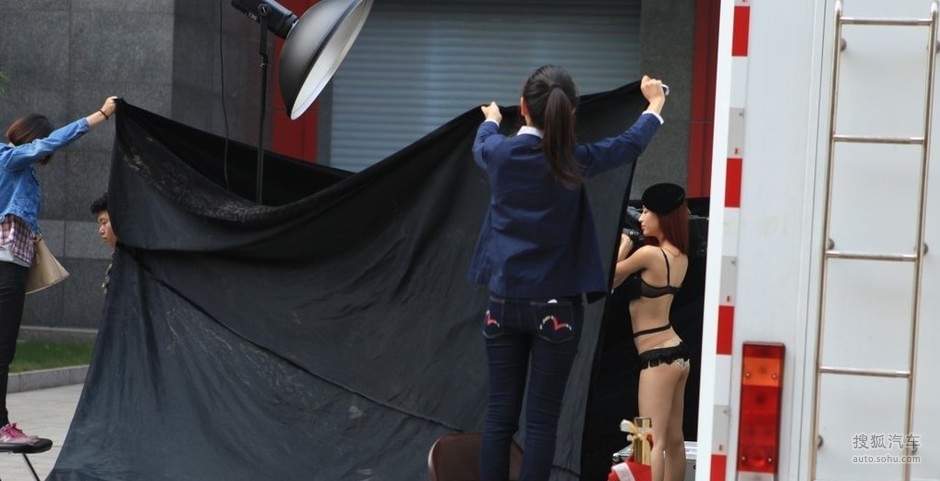野外夫妻亲密图片大全:形形色色的夫妻被偷拍(3)(点击浏览下一张趣图)