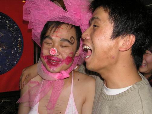 入洞房亲嘴的视频:女人入洞房要干嘛图片(2)(点击浏览下一张趣图)