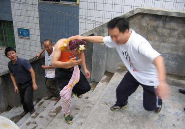 入洞房亲嘴的视频:女人入洞房要干嘛图片(6)(点击浏览下一张趣图)