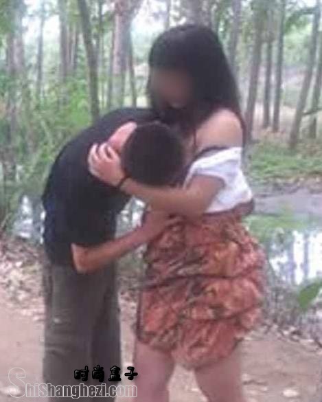实拍男女玩车震图片:沭阳三轮车上车震(2)(点击浏览下一张趣图)