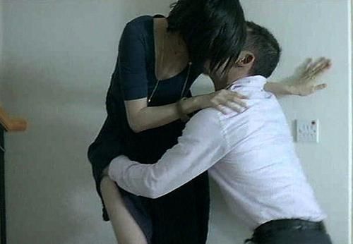 喜欢摸你大腿的男人:揉腿揉到裤裆里,摸大腿的感觉(点击浏览下一张趣图)