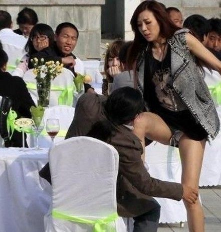 喜欢摸你大腿的男人:揉腿揉到裤裆里,摸大腿的感觉(3)(点击浏览下一张趣图)