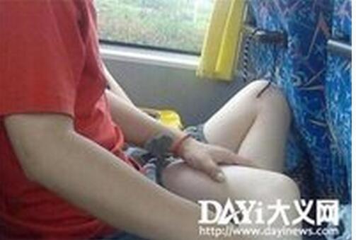 喜欢摸你大腿的男人:揉腿揉到裤裆里,摸大腿的感觉(4)(点击浏览下一张趣图)