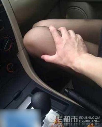 喜欢摸你大腿的男人:揉腿揉到裤裆里,摸大腿的感觉(6)(点击浏览下一张趣图)