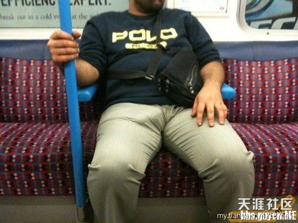 男生穿裤子裆部突出:穿运动裤裆部突出(6)(点击浏览下一张趣图)