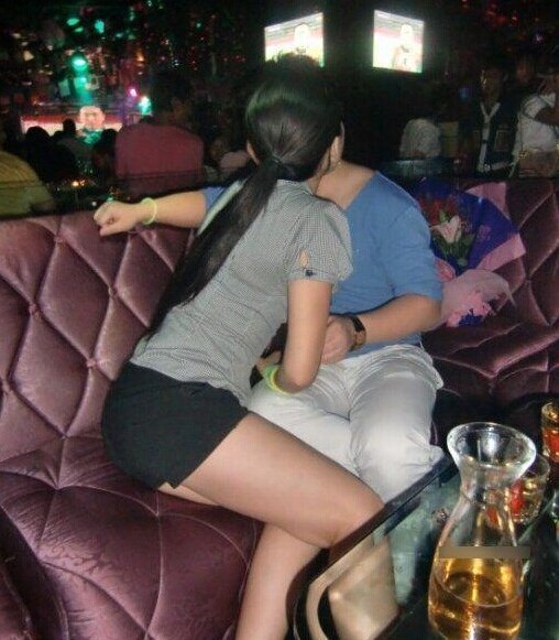 夜总会妓女的故事:夜总会躺式服务故事(7)(点击浏览下一张趣图)