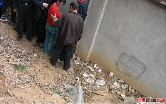 老人田间地头偷腥图集:田间地头做了爱照(5)(点击浏览下一张趣图)