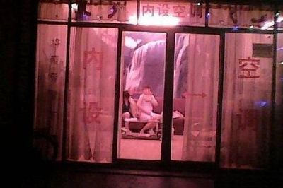 女人伺候男人洗脚:跪着给老公洗脚图片(4)(点击浏览下一张趣图)