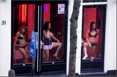 女人伺候男人洗脚:跪着给老公洗脚图片(6)(点击浏览下一张趣图)