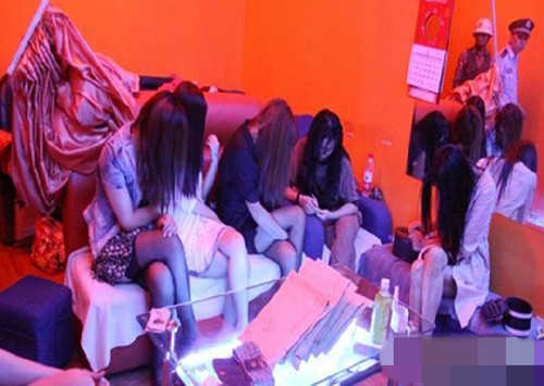 女人伺候男人洗脚:跪着给老公洗脚图片(7)(点击浏览下一张趣图)