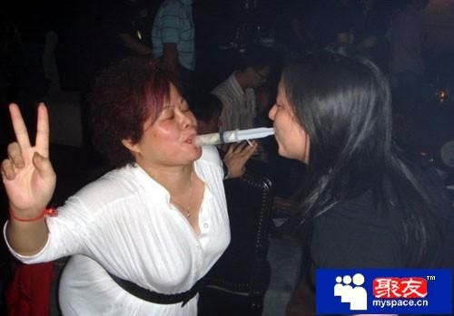 北京富婆夜生活视频:夜生活的女人(点击浏览下一张趣图)