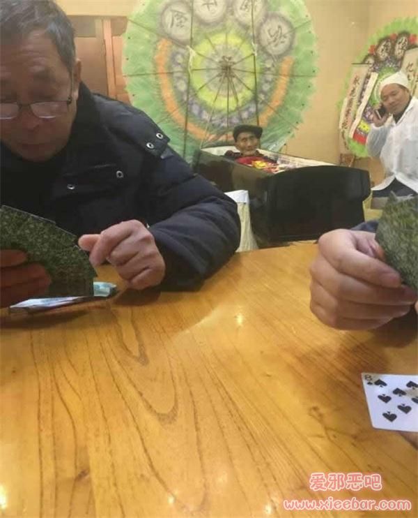 打牌不叫我啊,你们想死啊(点击浏览下一张趣图)