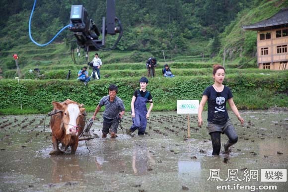 穿肉丝袜踩泥:丝袜子踩泥,妹子赤脚踩泥(2)(点击浏览下一张趣图)