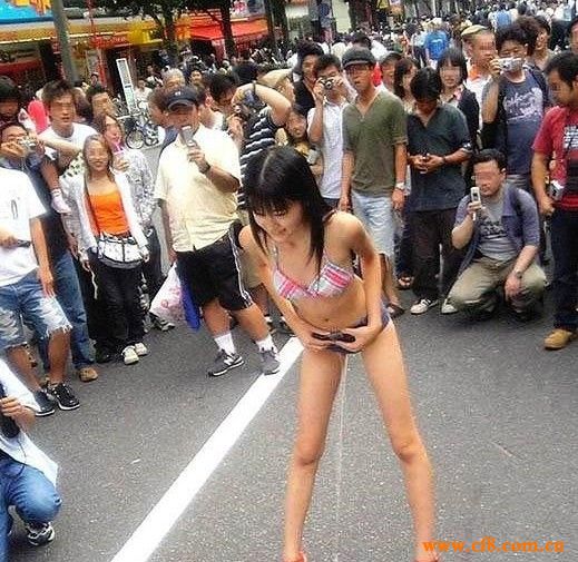 女生站着尿裤子图片:女生站着小便什么感觉(点击浏览下一张趣图)