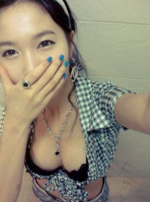漂流瓶女生自拍23p:微信发来的自拍照片(2)(点击浏览下一张趣图)