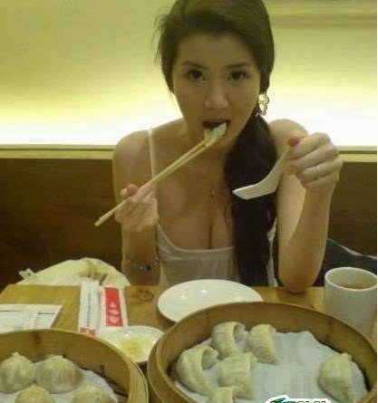 美女胸图片:大胸女人挤公交图片(5)(点击浏览下一张趣图)