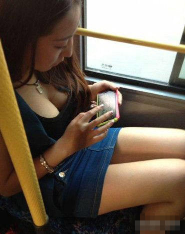 美女胸图片:大胸女人挤公交图片(6)(点击浏览下一张趣图)