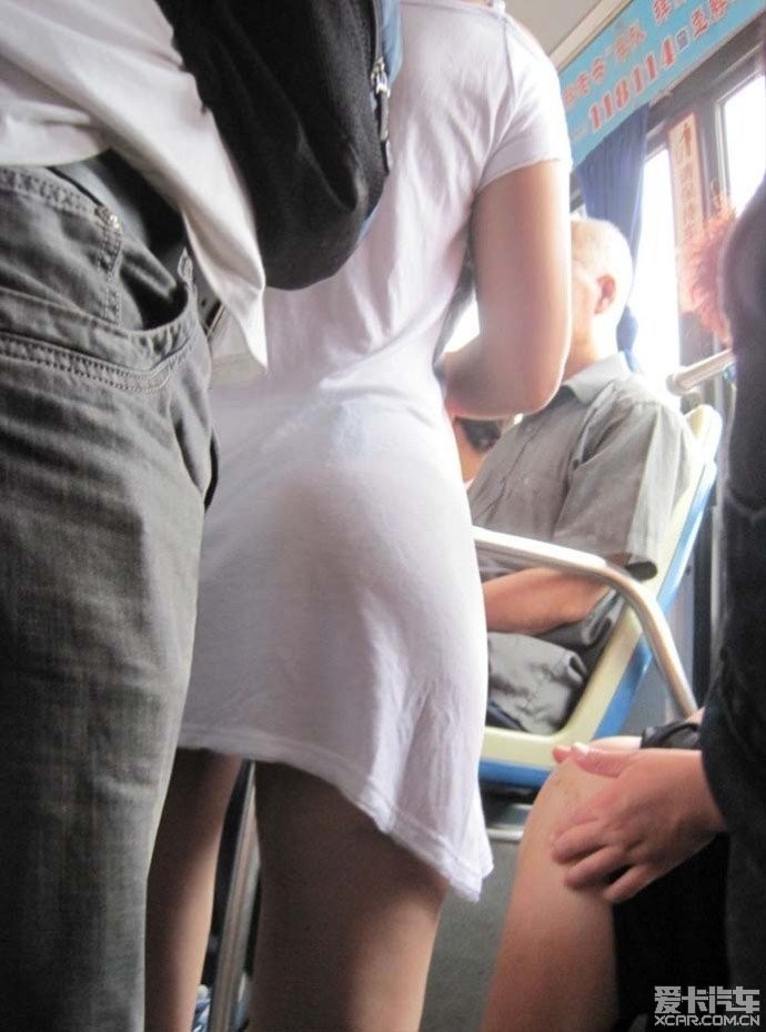 美女胸图片:大胸女人挤公交图片(10)(点击浏览下一张趣图)