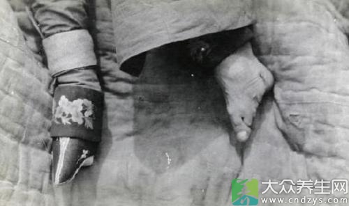 三寸金莲的由来(点击浏览下一张趣图)