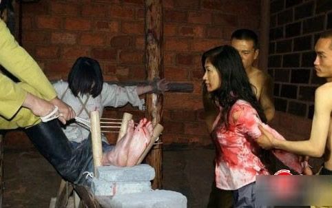 变态的五大侮辱酷刑:三角木马刑罚柔体女孩(3)(点击浏览下一张趣图)