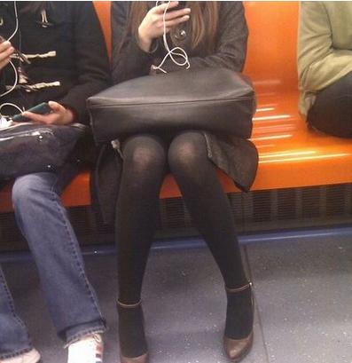 大妈短裙丝袜公交图片:丝袜大妈在家(点击浏览下一张趣图)