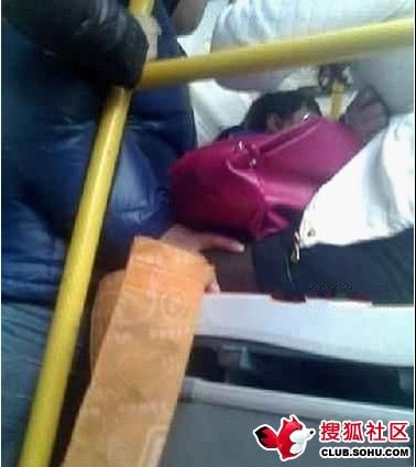 大妈短裙丝袜公交图片:丝袜大妈在家(4)(点击浏览下一张趣图)