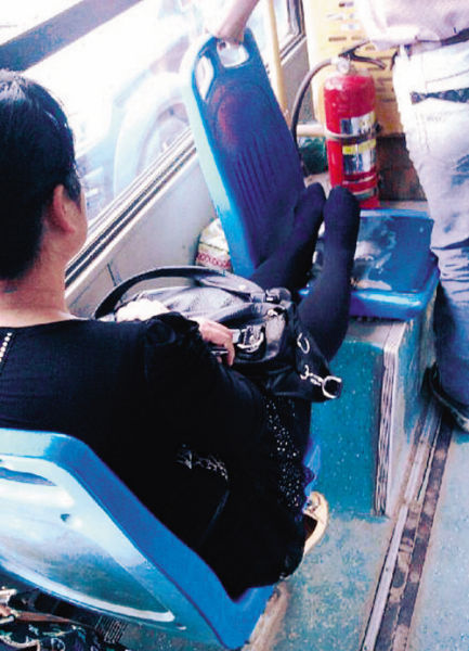 大妈短裙丝袜公交图片:丝袜大妈在家(5)(点击浏览下一张趣图)