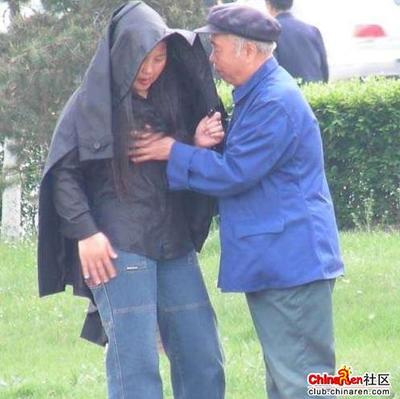 大妈公园招嫖图片:公园里的不堪一幕(2)(点击浏览下一张趣图)