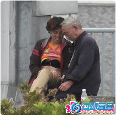 大妈公园招嫖图片:公园里的不堪一幕(8)(点击浏览下一张趣图)