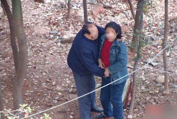 公园梅开二度的视频:性公园(5)(点击浏览下一张趣图)