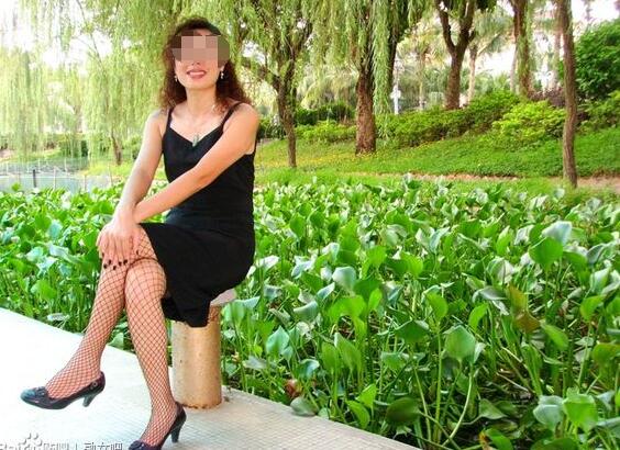 短发气质眼镜妹图片:眼镜阿姨(2)(点击浏览下一张趣图)
