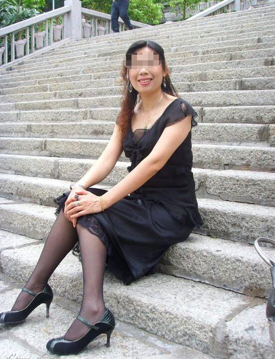短发气质眼镜妹图片:眼镜阿姨(4)(点击浏览下一张趣图)