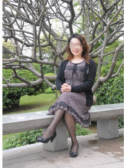 气质熟丝贵妇吸烟图片:贵妇也疯狂大连熟丝贵妇(2)(点击浏览下一张趣图)