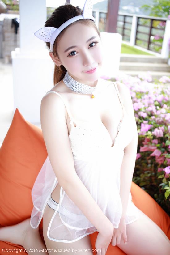 杂技柔术练功视频:中国女杂技表演(3)(点击浏览下一张趣图)