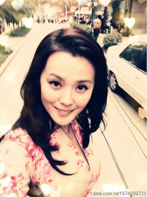 粱爱琪弯腰裸乳头图片:梁爱琪白色文胸(3)(点击浏览下一张趣图)