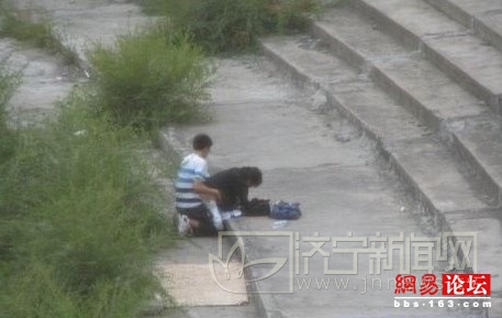 野外偷吃禁果图片图:偷吃禁果恶心图片大全(4)(点击浏览下一张趣图)
