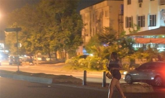 尼日利亚站街女:佛堂老街站街女(点击浏览下一张趣图)