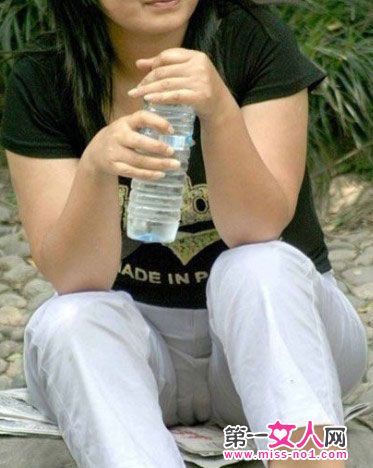 紧身裤美女太紧下面凸:内裤太紧勒出钩照片(点击浏览下一张趣图)