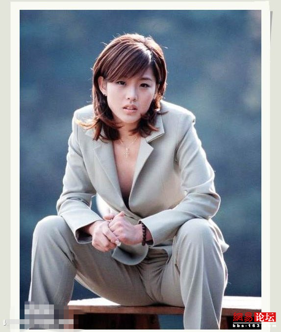紧身裤美女太紧下面凸:内裤太紧勒出钩照片(5)(点击浏览下一张趣图)