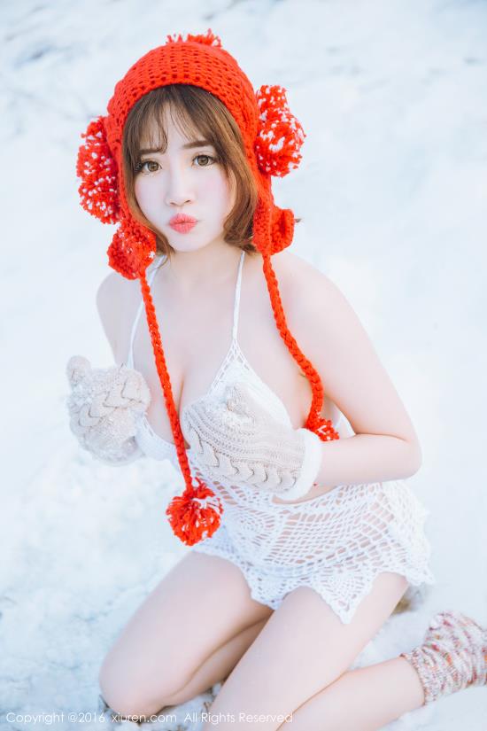 他的大手覆上她的酥胸:咬住她的雪峰(点击浏览下一张趣图)
