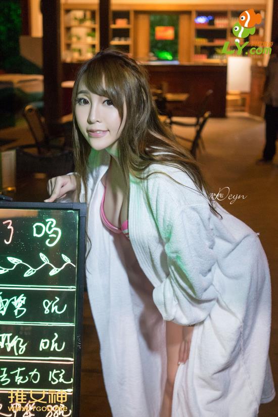 吃宝贝的小樱桃:吃她的小樱桃,胸前小樱萄。(3)(点击浏览下一张趣图)