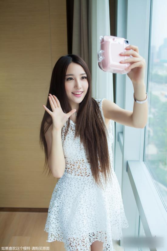 咬住葡萄:女神胸前的两点嫣红(点击浏览下一张趣图)