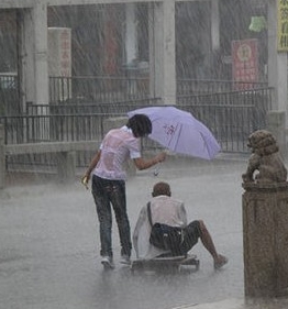 下雨天淋湿白色衣服图:av讲述女主角被雨淋湿(点击浏览下一张趣图)