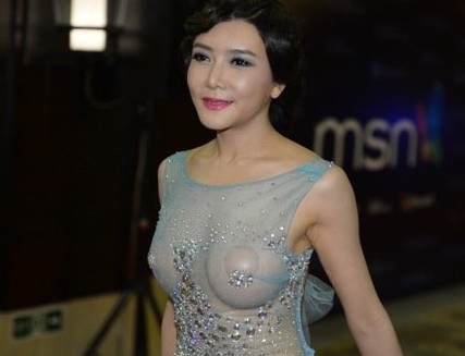下雨天淋湿白色衣服图:av讲述女主角被雨淋湿(5)(点击浏览下一张趣图)