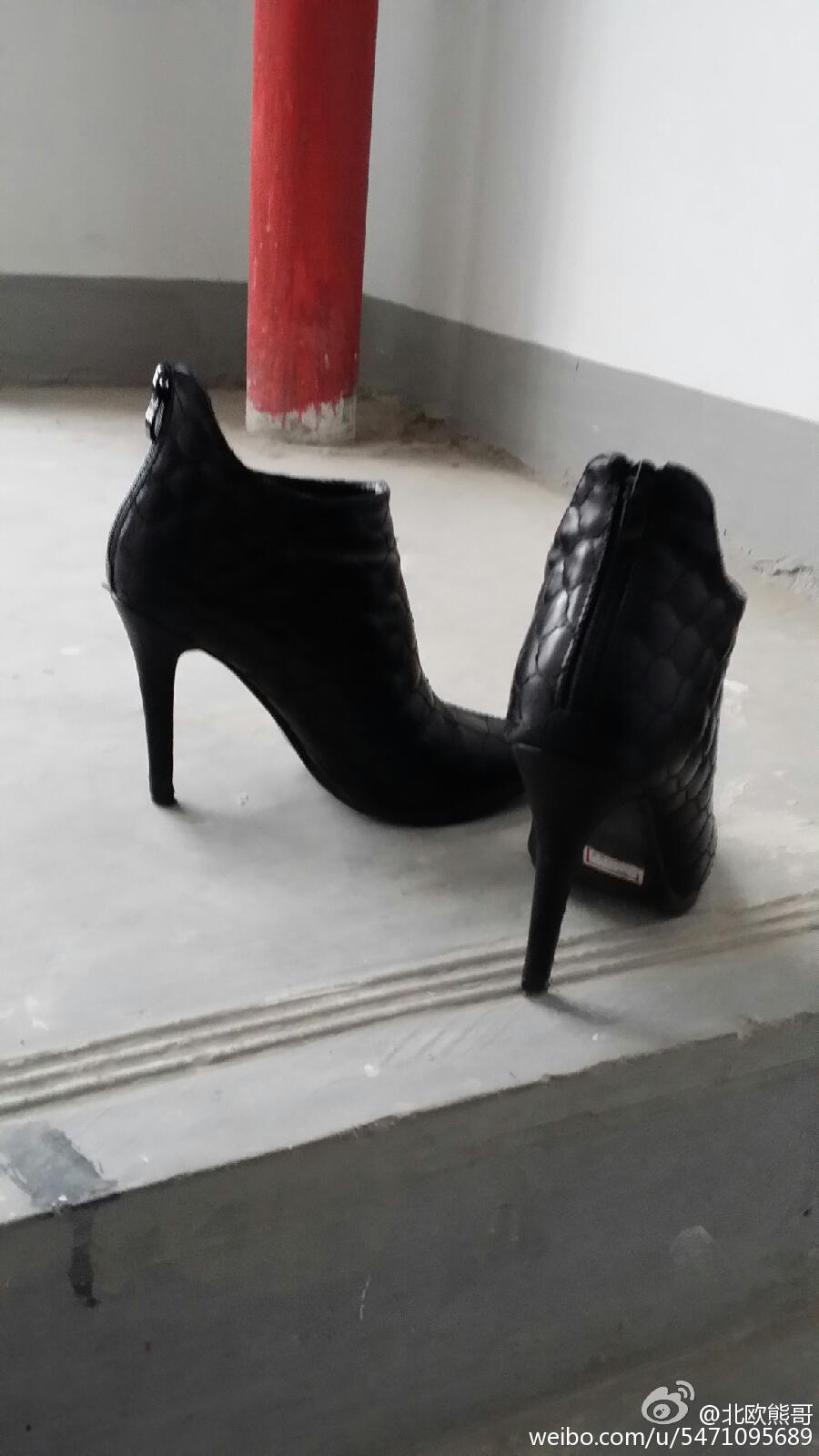 穿打胶后的高跟鞋:射鞋打胶吧图片(点击浏览下一张趣图)